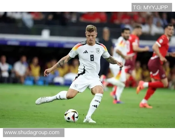 德国足球历史优秀球员排名解析与现役巨星表现对比